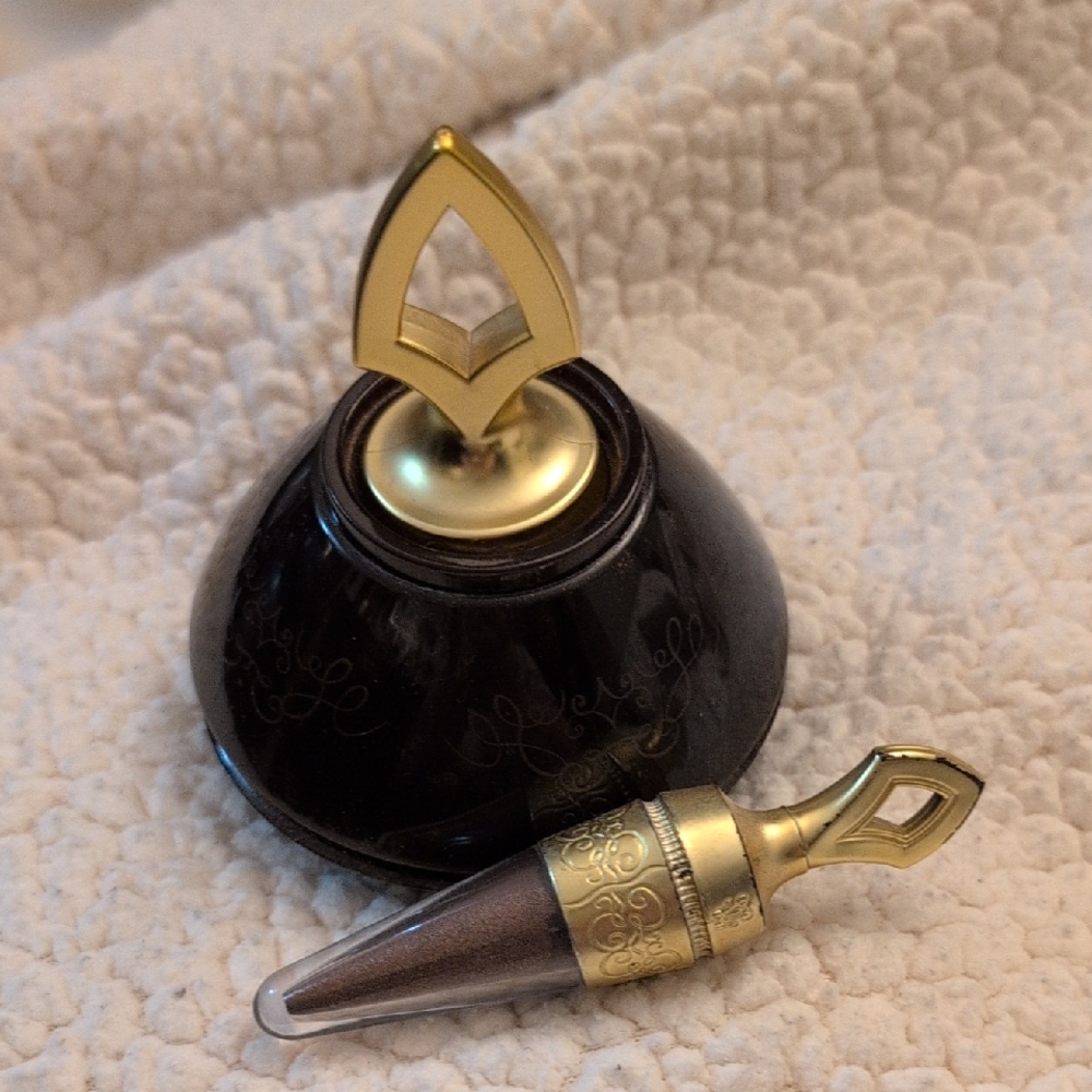 Guerlain Terracotta Body Powder + Golden-Brown Kajal Eyeliner